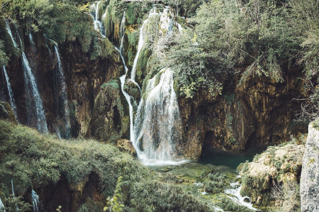 Nationalpark Plitvicer Seen in Kroaten im Spätsommer 2023