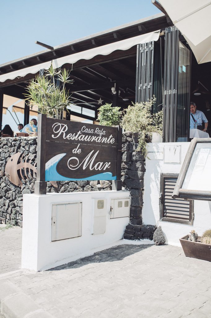 Frischer Fisch, super Service und erfrischender Wein und eiskaltes Bier im Casa Rafa Restaurante De Mare im Fischerdörfchen El Golfo auf Lanzarote