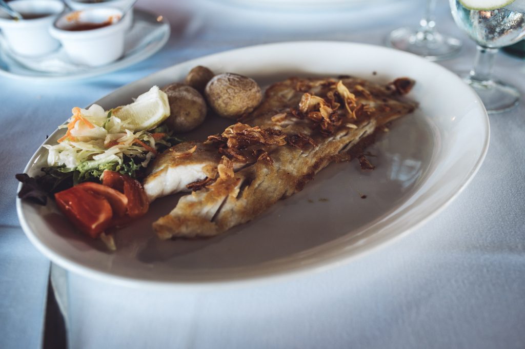 Frischer Fisch, super Service und erfrischender Wein und eiskaltes Bier im Casa Rafa Restaurante De Mare im Fischerdörfchen El Golfo auf Lanzarote