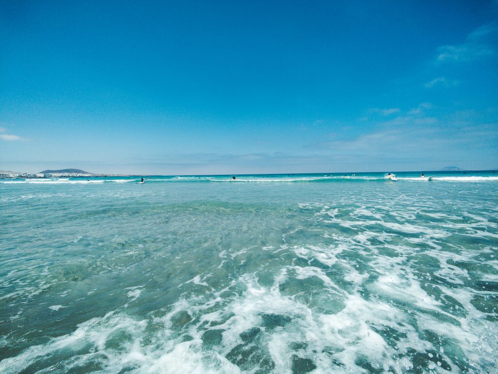 Der Strand Playa de Famara liegt im Norden von Lanzarote und bietet viel Platz für alle Strandliebhaber und Surfer. Tolle Empfehlung für ein paar "Californian Vibes".