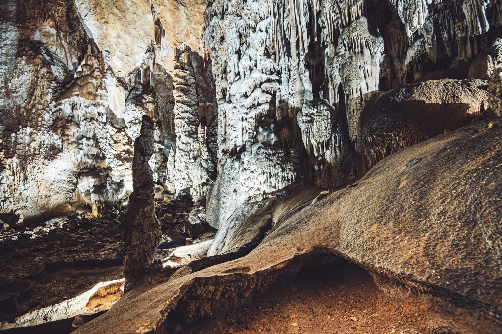 Am Ende einer der vielen Wanderweg im Nationalpark Parklenica in Kroatien wartet die Höhle "Manita peć" als Belohnung mit einer kleinen Führung.