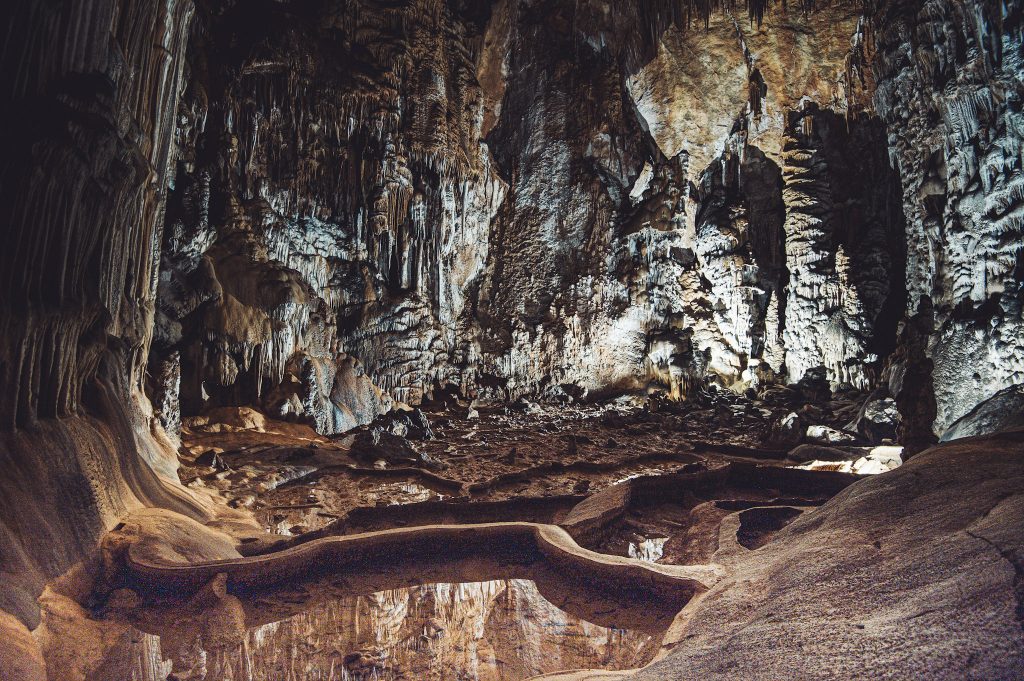 Am Ende einer der vielen Wanderweg im Nationalpark Parklenica in Kroatien wartet die Höhle "Manita peć" als Belohnung mit einer kleinen Führung.