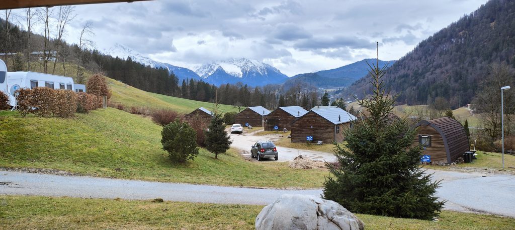 Das Camping-Resort Allweglehen bietet Luxus und Bequemlichkeit mit einem fantastischen Blick auf die Berge.