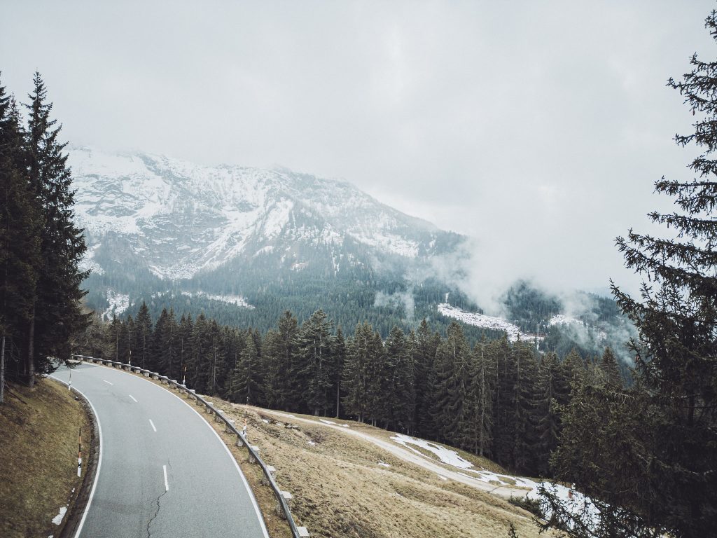 Die Roßfeld-Panoramastraße verläuft durch Österreich und Deutschland und bietet bei gutem Wetter wunderbare Ausblicke