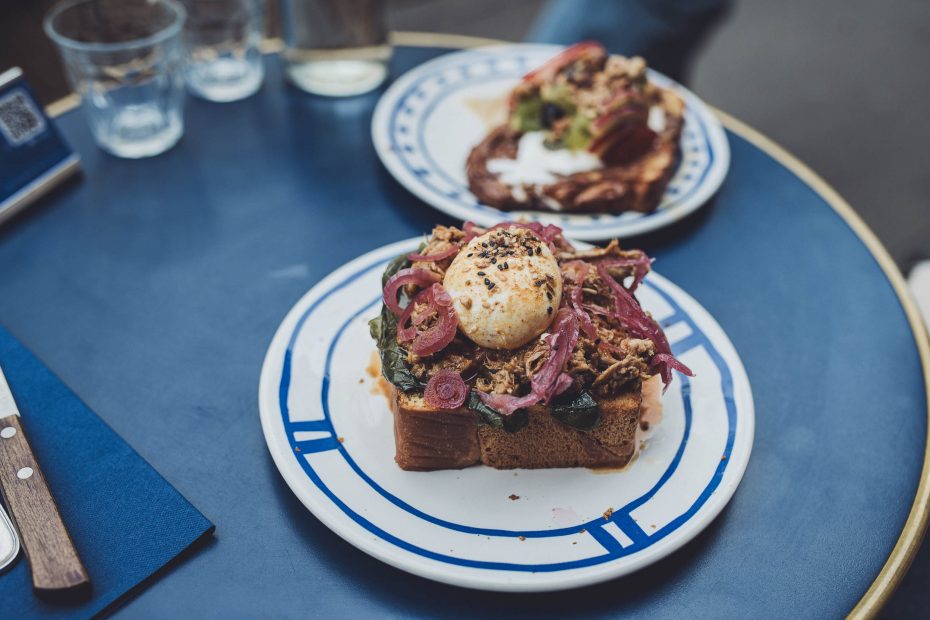 Entdecke das Kozy Bosquet in Paris: Ein kulinarisches Erlebnis, das den Gaumen verwöhnt und die Augen erfreut. Lass Dich von unserem ‘Sexy Egg Benedict’ und dem süßen Brioche-Brot verzaubern.