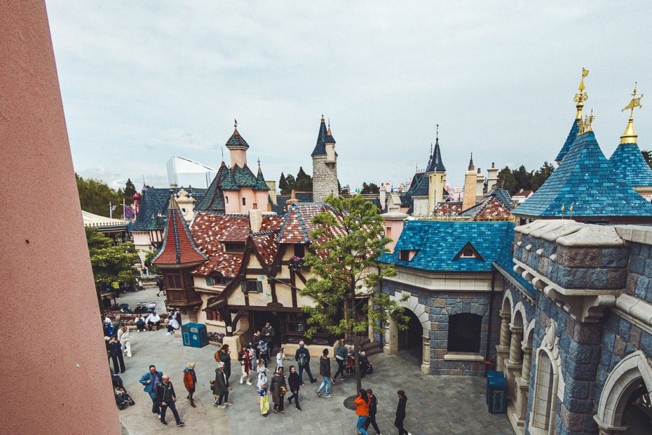 Erlebe mit uns einen magischen Tag im Disneyland Paris. Von der Begegnung mit Goofy und Donald Duck bis hin zur aufregenden Fahrt im ‘Tower of Terror’. Entdecke, ob sich der Besuch für Dich lohnt!