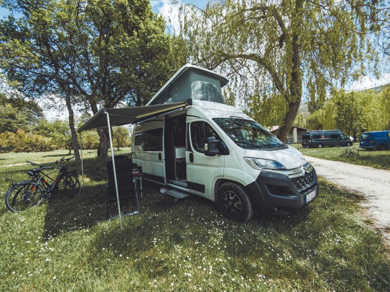 Camping-Abenteuer im Pössl: Entdecke den rustikalen Charme des ‘Camping municipal - le Grand Canyon’ in der Nähe der Verdon-Schlucht. Genieße die Freiheit der freien Platzwahl, die atemberaubende Natur und die klare Luft. Perfekt für Wochenendtrips und Urlaube!