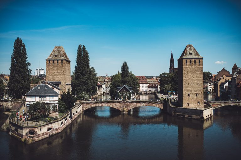 Entdecke Straßburg mit dem Rad: Charmante Fachwerkhäuser, gemütliche Gässchen und ein Gläschen Wein in der Leobar. Perfekt für eine entspannte Auszeit vom Alltag