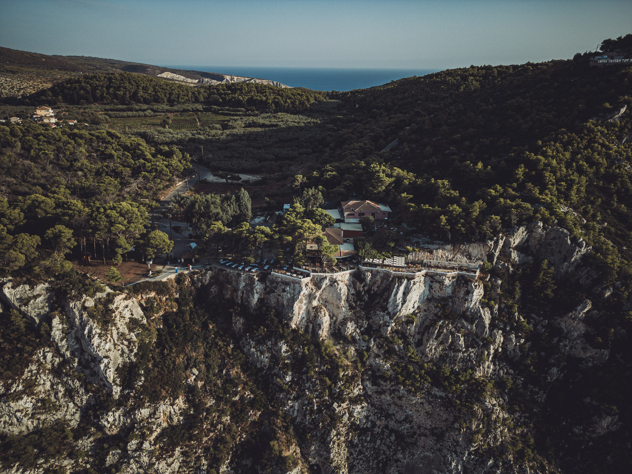 Luftaufnahme mit Blick auf die von grüner Natur umgebene Sunset Michali's Taverna auf Zakynthos.