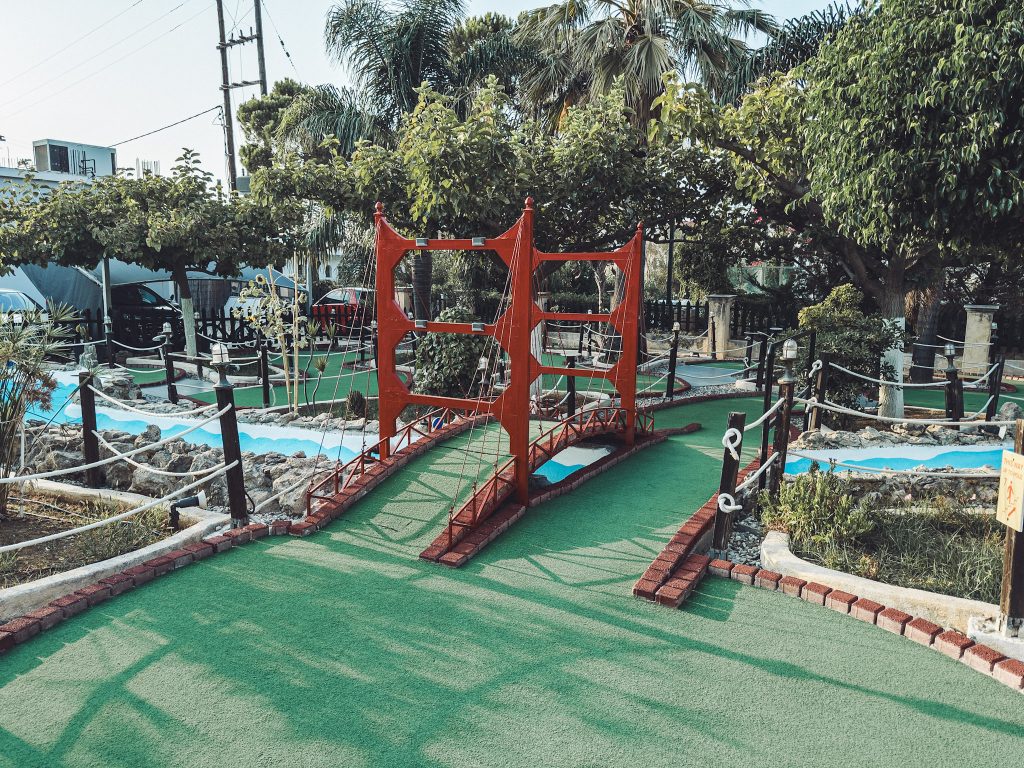 Mini-Golden-Gate-Bridge als Minigolf-Hindernis in Argasi auf Zakynthos in Griechenland