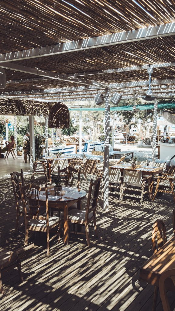 Schattiger Sitzbereich im Seacret Beach Club direkt am Strand von Tsilivi
