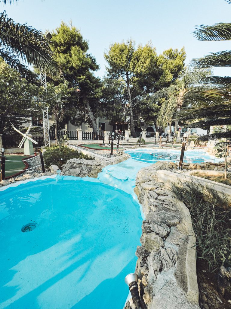 Künstlicher Wasserlauf mit Felsumrandung im Minigolfpark auf Zakynthos, Griechenland