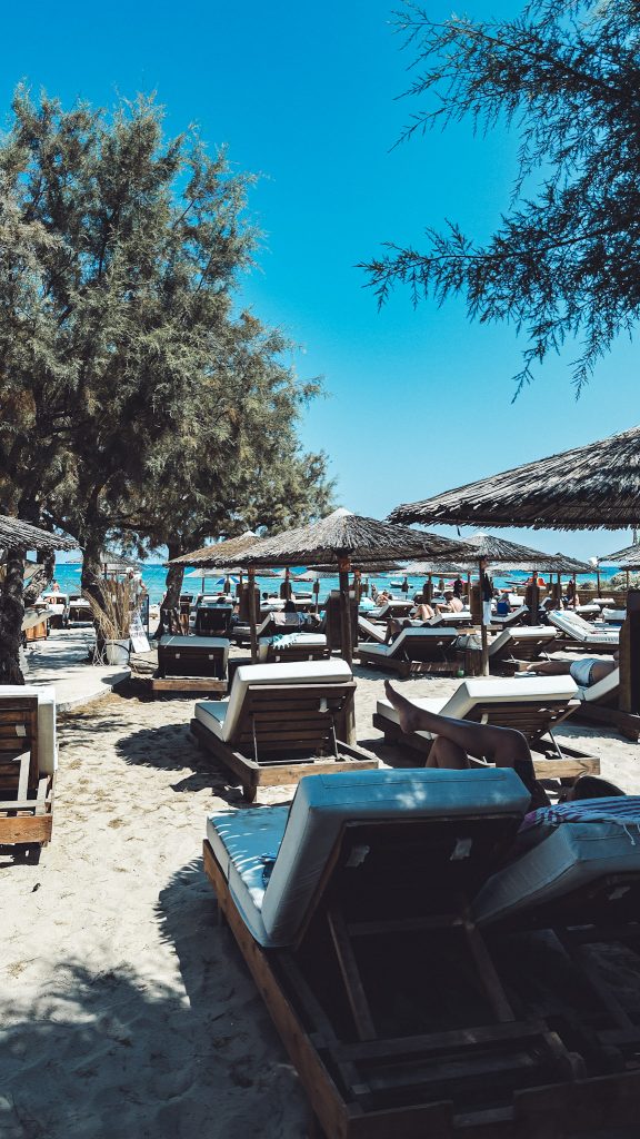 Sonnenliegen unter Strohdächern am Tsilivi Beach auf Zakynthos