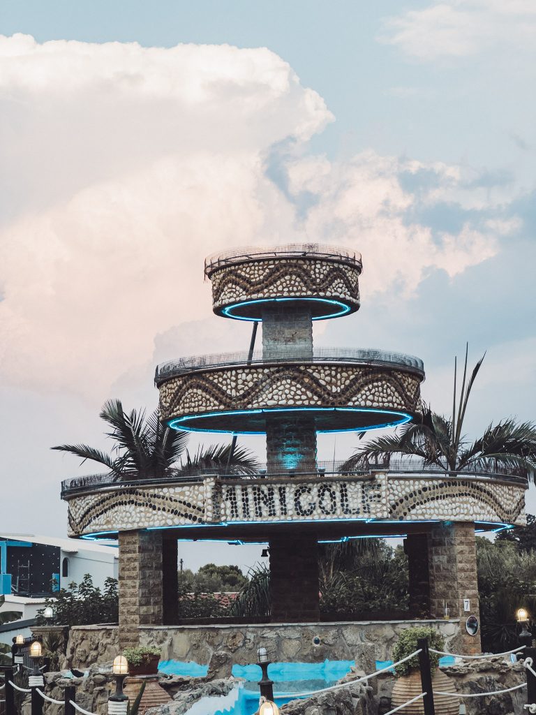 Abendlich beleuchteter Minigolf-Turm in Argasi auf Zakynthos, Griechenland