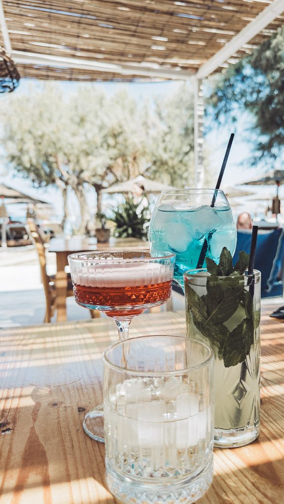 Cocktails vor Strandkulisse unter Bambusdach im Seacret Beach Club