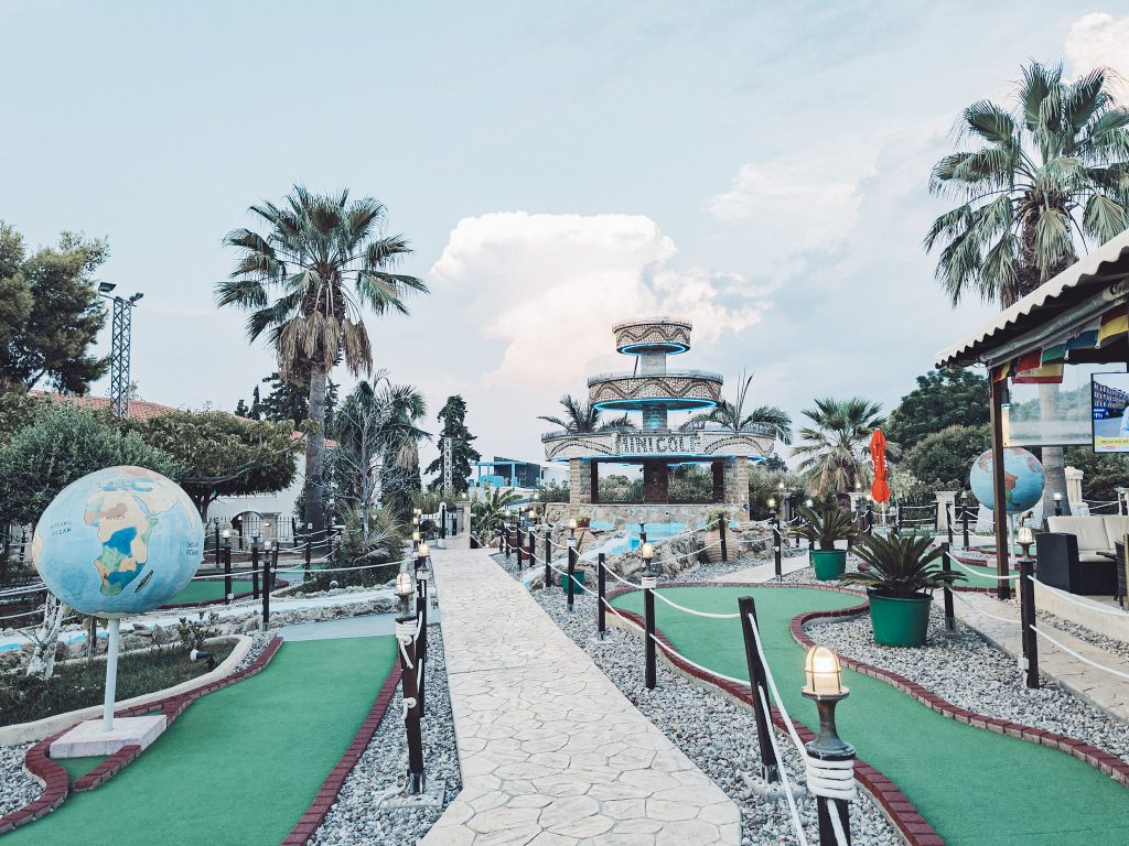 Minigolfanlage mit Weltkugel und Themenbahnen auf Zakynthos, Griechenland