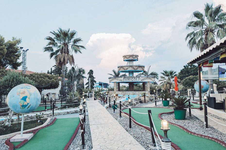 Minigolfanlage mit Weltkugel und Themenbahnen auf Zakynthos, Griechenland