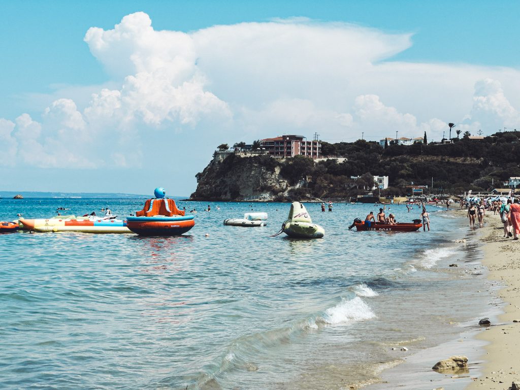 Wasserspielzeuge und Badende am Tsilivi Beach auf Zakynthos