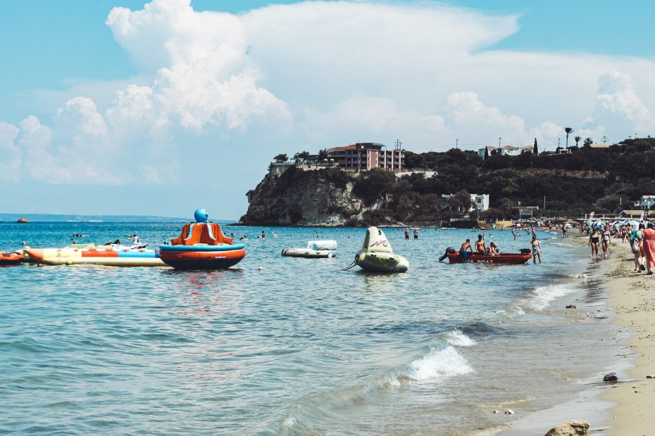 Wasserspielzeuge und Badende am Tsilivi Beach auf Zakynthos