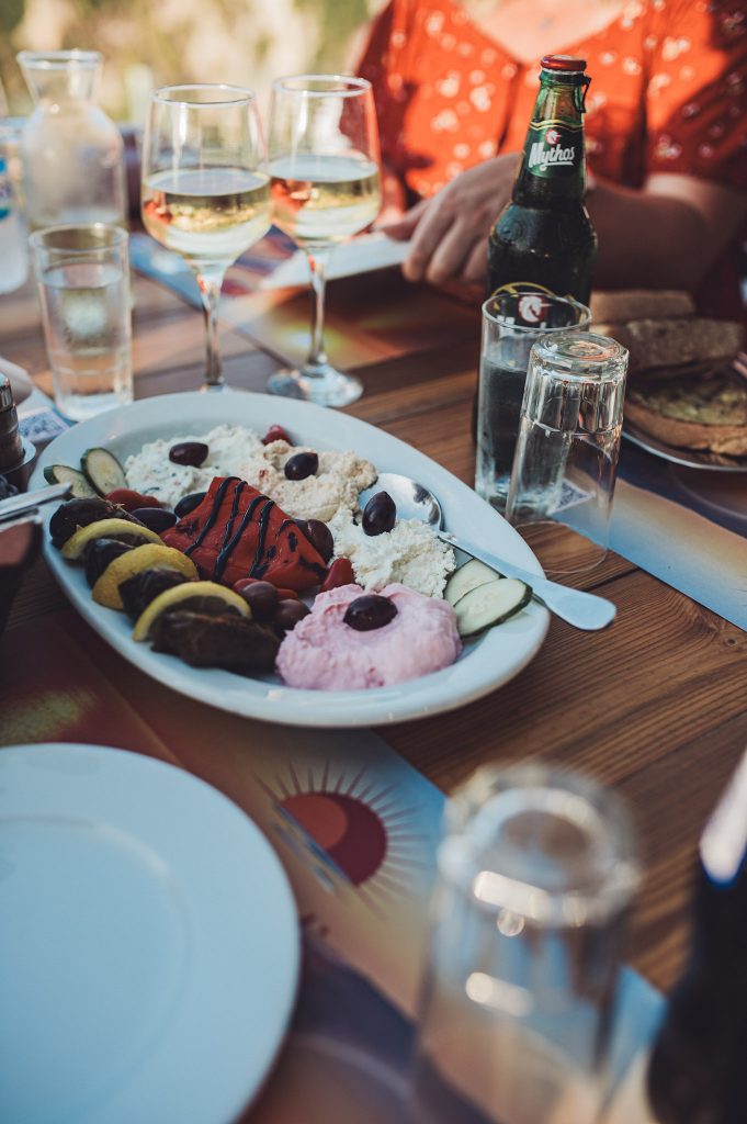Griechische Vorspeisenplatte mit verschiedenen Spezialitäten in der Sunset Michali's Taverna auf Zakynthos.