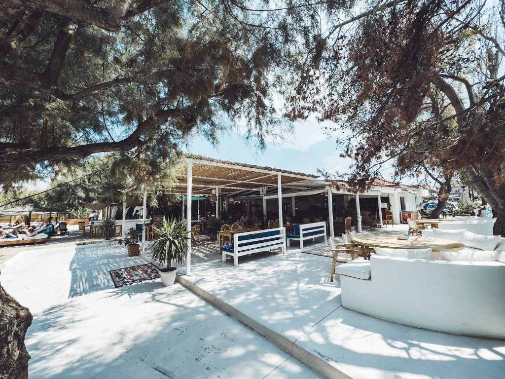 Seacret Beach Club unter Bäumen am Tsilivi Beach auf Zakynthos