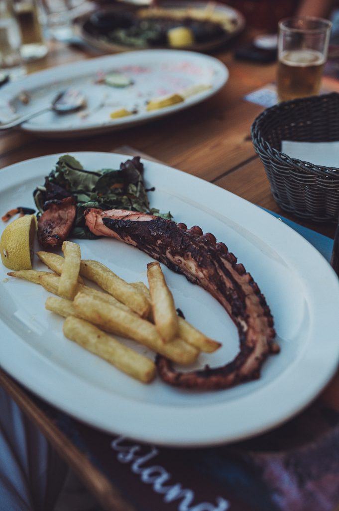 Gegrillter Oktopus mit Pommes und Salat in Michali's Taverna auf Zakynthos