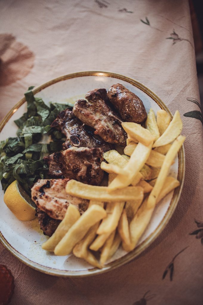 Teller mit gegrilltem Fleisch, Pommes und Salat im Achilles Restaurant auf Zakynthos