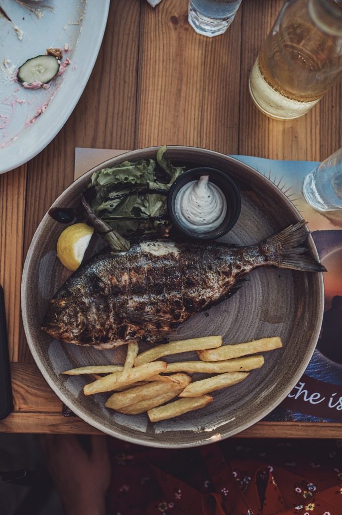 Gegrillter Fisch mit Pommes und Salat serviert in Michali's Taverna, Zakynthos
