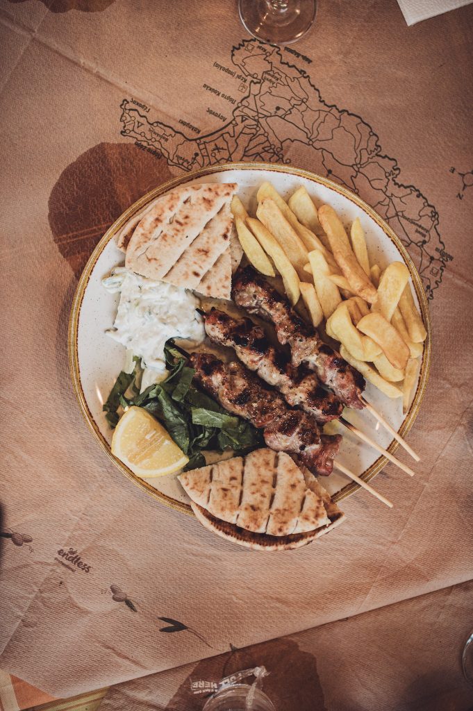 Souvlaki mit Pommes, Tzatziki und Pita im Achilles Restaurant auf Zakynthos