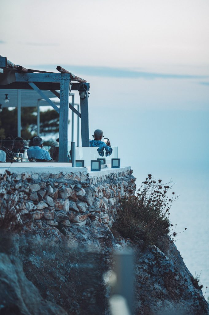 Terrassenausblick auf Meer und Steilküste in Michali's Taverna, Zakynthos