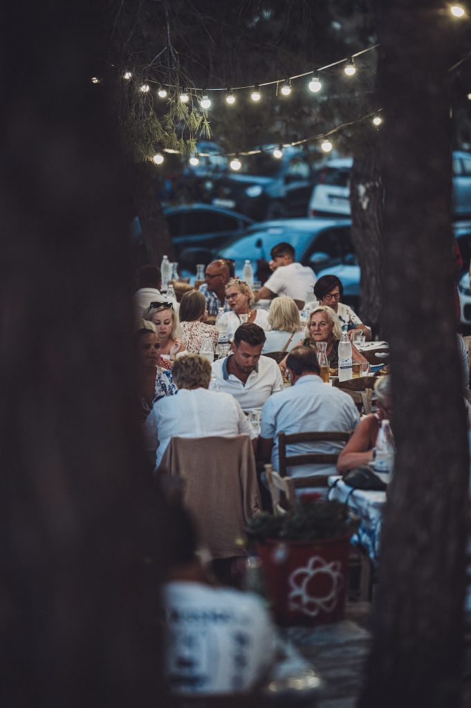 Abendstimmung mit Gästen und Lichterketten in Michali's Taverna, Zakynthos