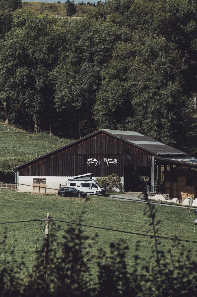 Mitten im Grünen und direkt am Kuhstall – hier erleben wir das Vanlife authentisch und naturverbunden. Der perfekte Ort zum Runterkommen im Sauerland.