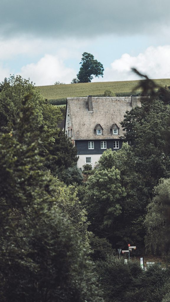 Versteckt im Wald entdecken wir ein wunderschönes Fachwerkhaus – ein Ort wie aus dem Bilderbuch und ein Highlight auf unserer Wanderung rund um den Hennesee.