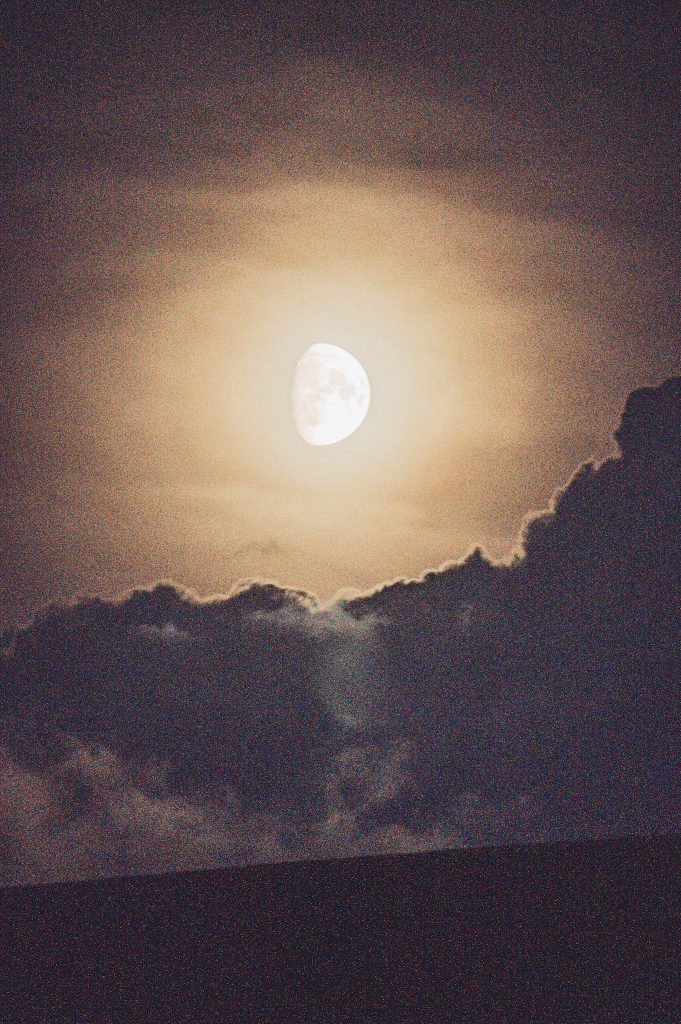 Der fast volle Mond leuchtet geheimnisvoll durch dünne Wolkenschleier über dem Hennesee. Ein stimmungsvoller Moment während des Camping-Wochenendes – ideal für alle, die beim Vanlife auch die stillen Augenblicke lieben. Nachtstimmung, Naturverbundenheit und Fernweh vereint.