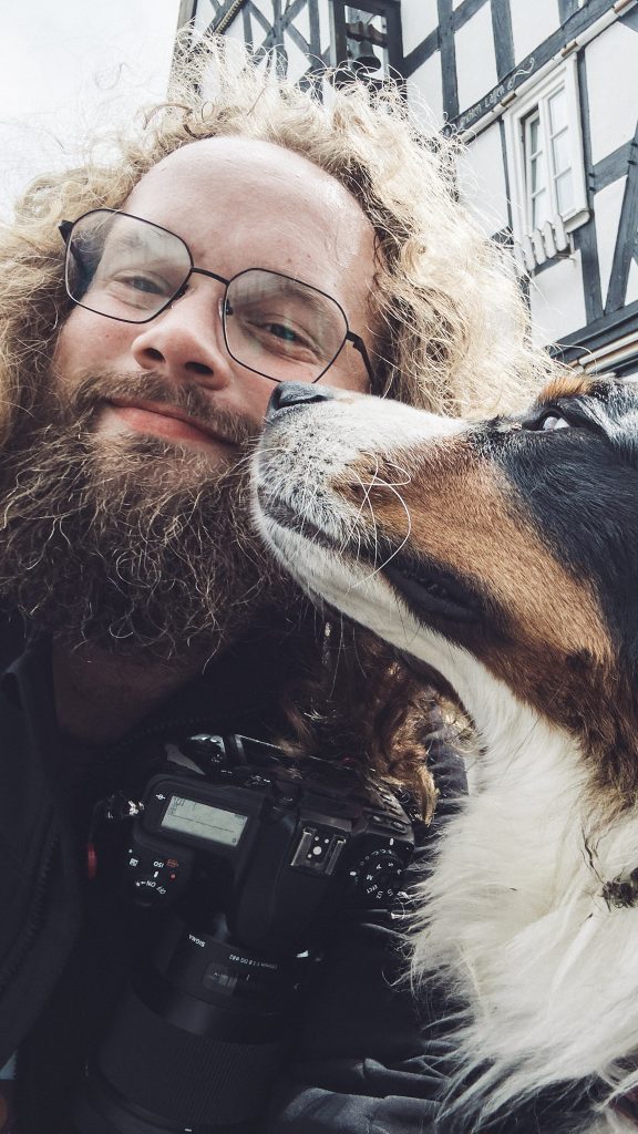 In einer kleinen Gaststätte treffen wir auf diesen herzlichen Hund – tierische Begegnungen gehören einfach zu einem gelungenen Wandertag dazu.