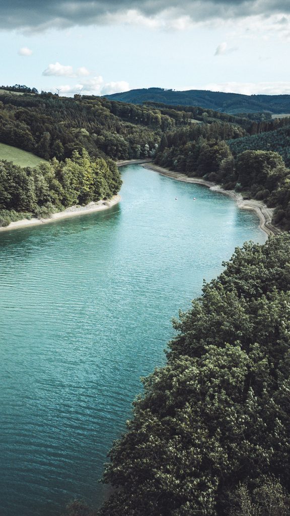Wir bestaunen den Hennesee aus der Vogelperspektive – das klare Wasser und die dichten Wälder bieten eine perfekte Kulisse für Naturfans mit Kamera.