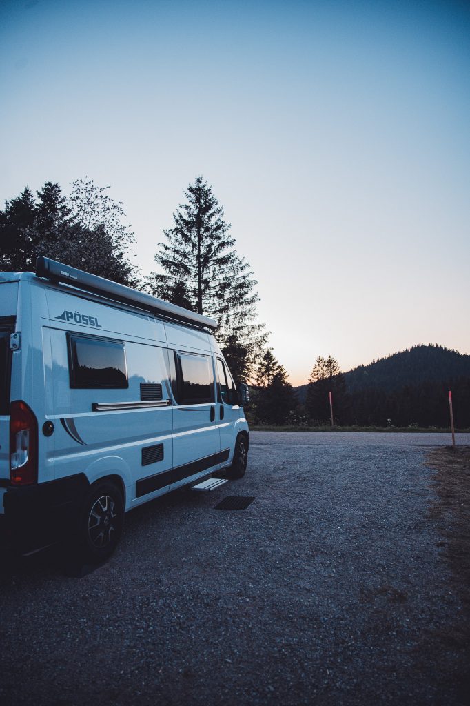 Camper auf Sandras Bergstation bei Sonnenuntergang im Schwarzwald mit Blick auf die Bergsilhouette