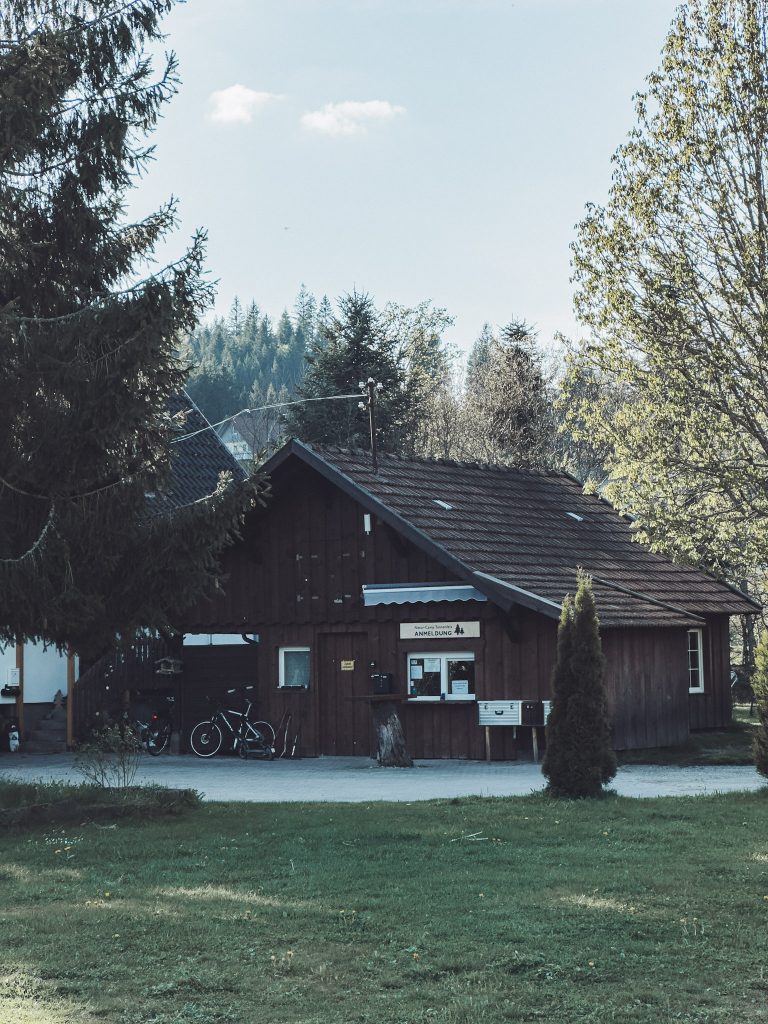 Anmeldung im Holzhaus auf dem Natur-Camp Tannenfels bei Baiersbronn im Schwarzwald
