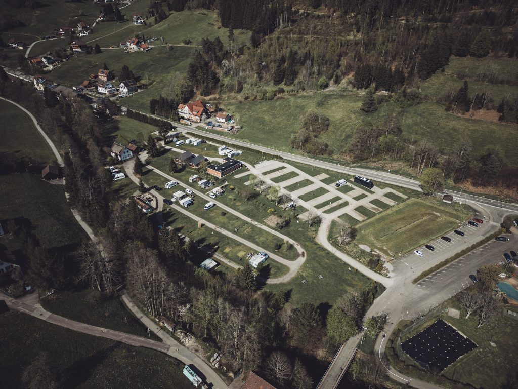Weitblick über das Tonbachtal mit Höfen, Straßen und Waldhängen nahe dem Natur-Camp Tannenfels
