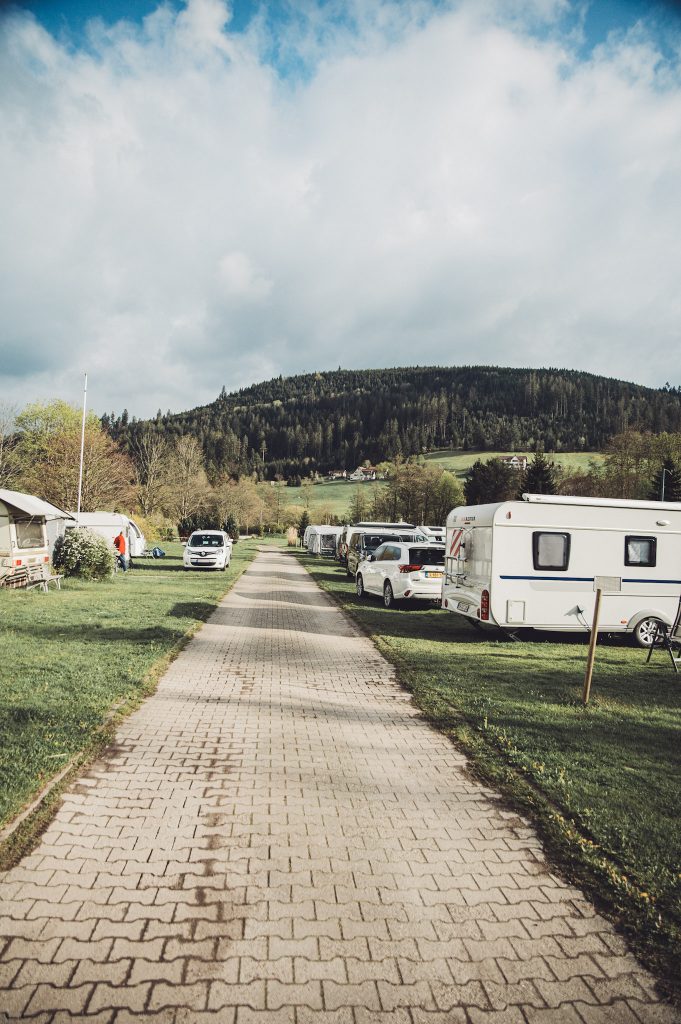 Gepflasterte Zufahrt mit Wohnwagen und Wohnmobilen im Natur-Camp Tannenfels bei Baiersbronn im Schwarzwald
