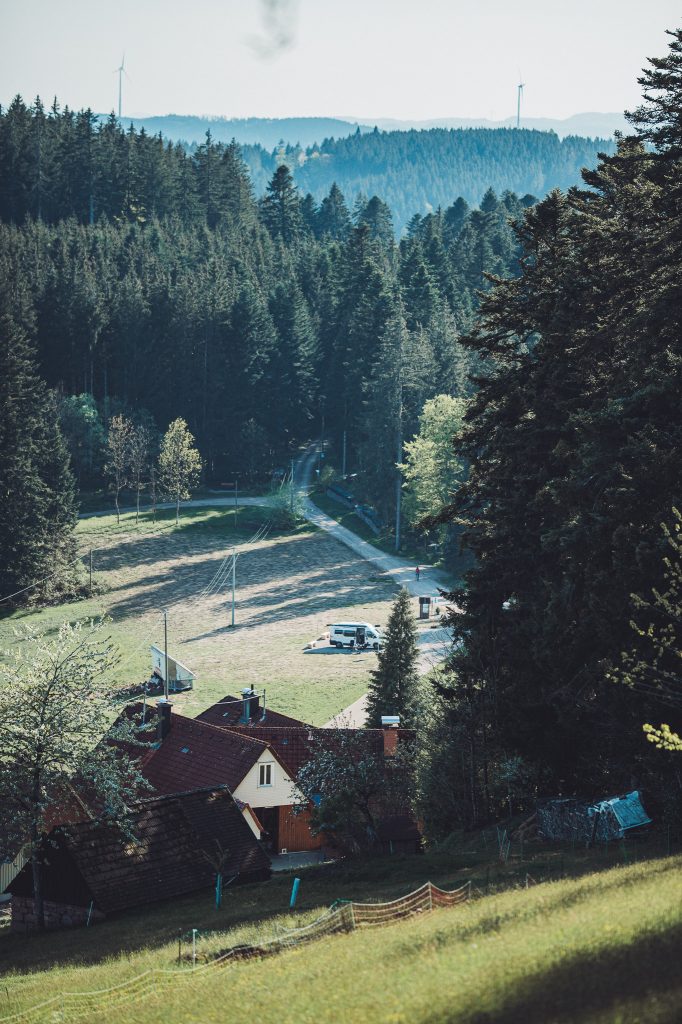 Camper-Van Stellplatz im Schwarzwald, ruhige Lage am Waldrand, Pössl, Naturcamping, Freiheit mit dem Van