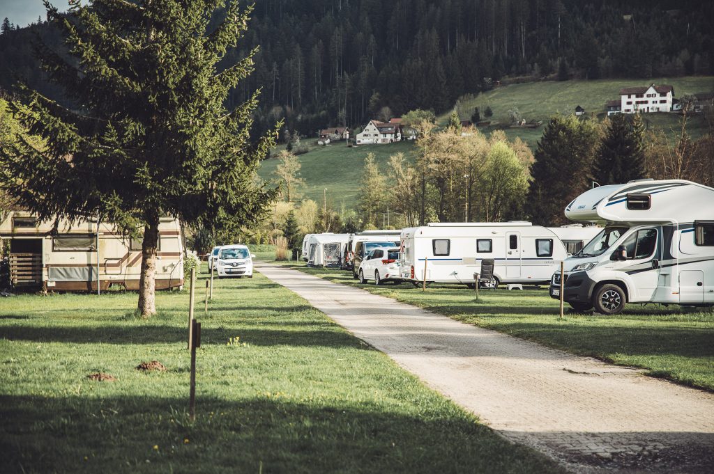 Wohnmobilstellplätze auf Wiese mit Blick auf die umliegenden Schwarzwaldberge im Natur-Camp Tannenfels