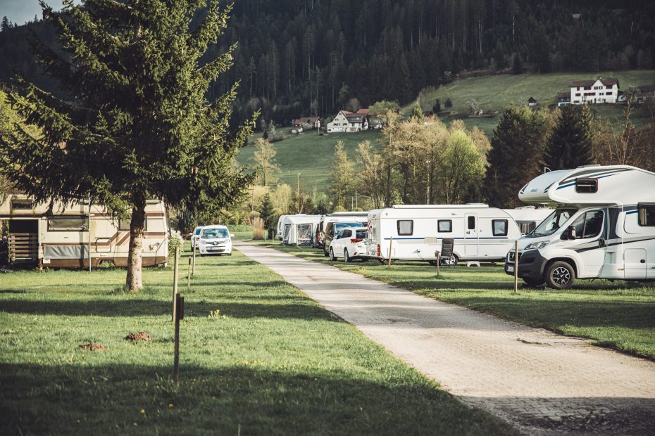 Wohnmobilstellplätze auf Wiese mit Blick auf die umliegenden Schwarzwaldberge im Natur-Camp Tannenfels