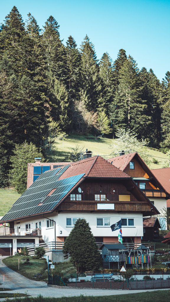Bauernhof im Schwarzwald mit Solaranlage, ländlicher Urlaubsort, Nachhaltigkeit, traditionelle Architektur