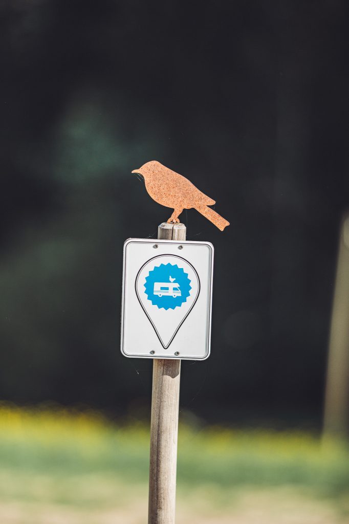 Schild von Landvergnügen mit Vogel-Symbol, Stellplatzmarkierung für Wohnmobile im Schwarzwald.
