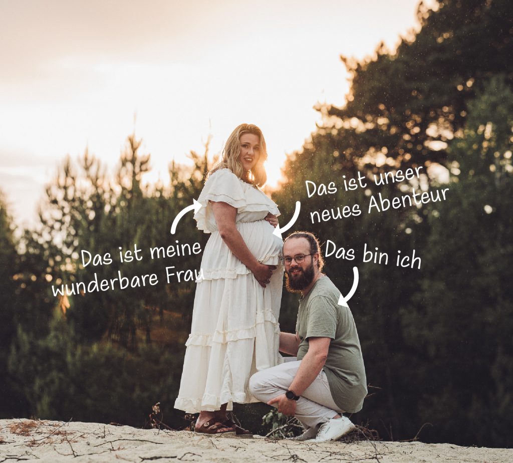 Paar beim Babybauchshooting im Sonnenuntergang vor einem Wald, der Mann kniet vor dem Bauch der Frau