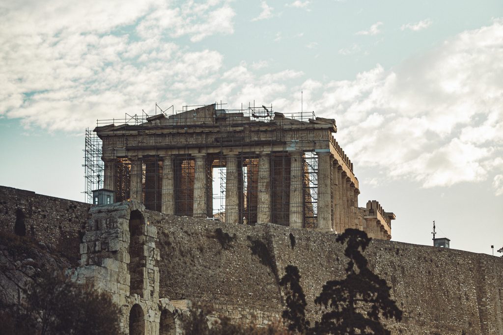 Seitliche Ansicht des Parthenon mit Baugerüst bei weichem Licht auf der Akropolis in Athen