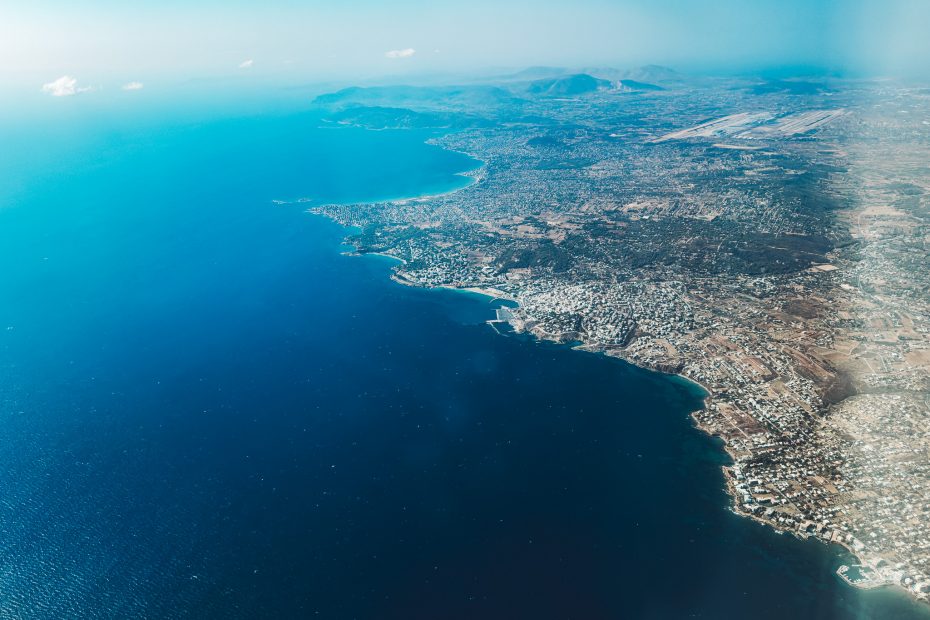 Blick aus dem Flugzeug auf die Küste von Zakynthos mit blauem Meer und Städten