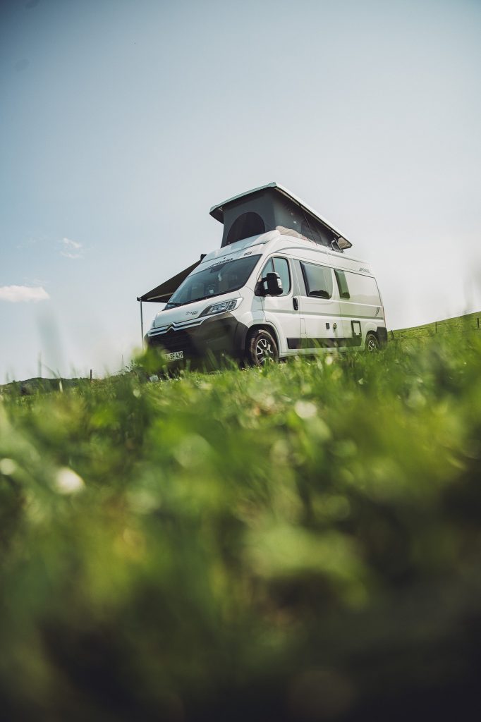Blick aus dem Camper über die Felder und Hügel im Hochsauerland am Morgen