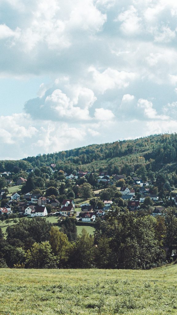 Panoramablick über Berlebeck mit grünen Hügeln und Häusern im Teutoburger Wald
